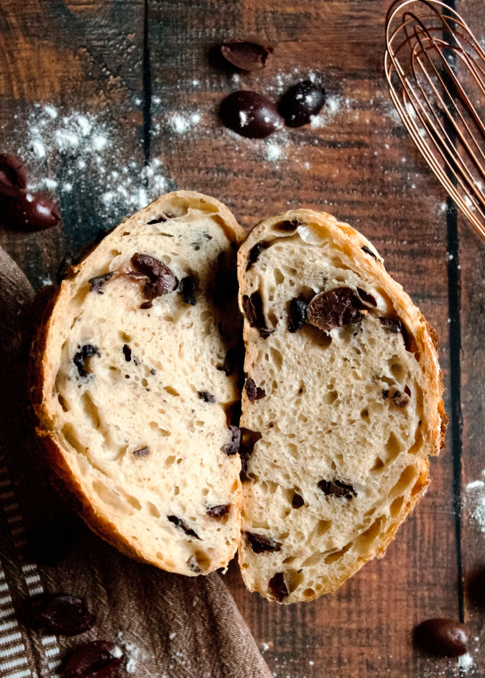 ideal with cheeses, charcuterie, and soups.