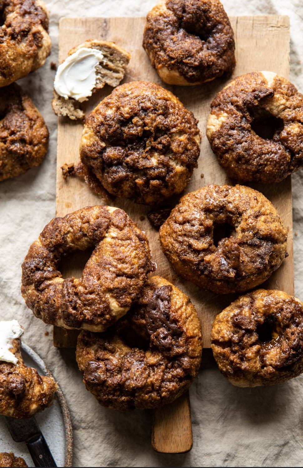 Warm cinnamon flavor with a sweet, crunchy topping—perfect for breakfast or a cozy treat. **8 Bagels per Set**